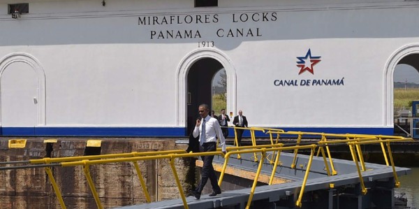 Obama visita el canal de Panamá