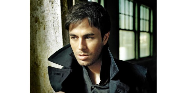 Enrique Iglesias le canta