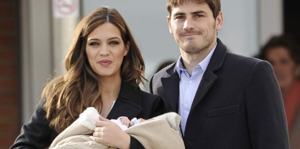 Sara Carbonero junto a Iker Casillas recién salidos del hospital tras el nacimiento de su hijo Martín