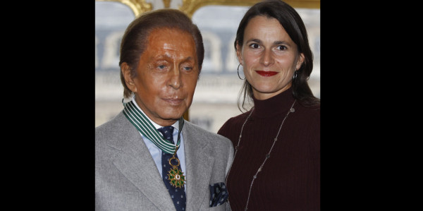 Valentino, 'Cabellero de las Artes y las Letras' en París