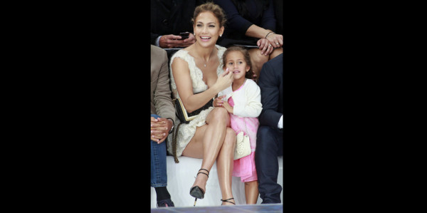 Jennifer López asistió junto a su hija al desfile Chanel
