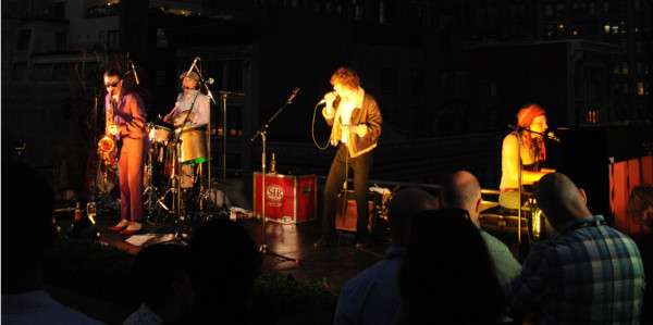 Johnny Borrell sorprende en Miller Music Tour Rooftop Party