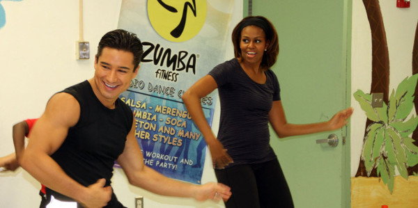Mario Lopez junto a Michelle Obama