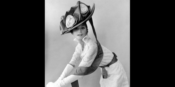 La actriz anglo belga, Audrey Hepburn, quien impuso su look chic y fresco en Hollywood, fue la primera en representar un perfume femenino de Givenchy, marcando tendencia con su imagen