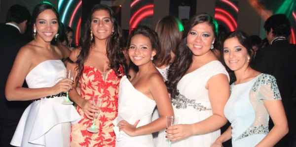 Nadia Lozano, Fabiana Vitanza, April Gonzalez, Thalisa Carcamo y Camila Bueso.