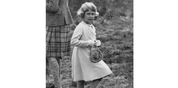 Isabel II celebra cumpleaños estrenando retrato