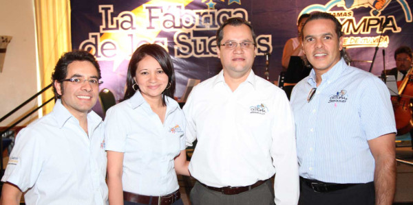 Pano Dimitrakis, Gabriela Molina, Oswin Bravo y Augusto Buitrago de Grupo Diveco y Camas Olimpia, premiaron los valores de sus colaboradores (foto: Héctor Hernández)