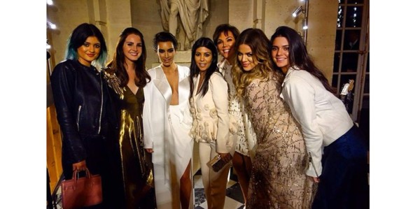 El clan Kardashian posa junto a Lana del Rey.