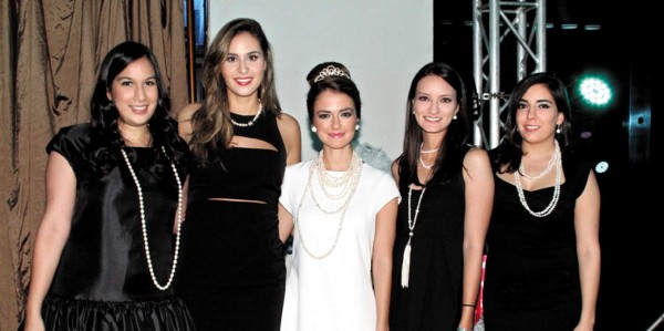 Laura Arriaga, Daniella Rosenthal, Jessica Yuja, Jennifer Beut y Gina Kawas en la despedida ofrecida en el bar Atmósfera del hotel Crowne Plaza