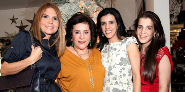 Las anfitrionas del open house, Marcela Melara y sus hijas Marcela Zacapa y Larissa Odeh en compañía de Tania Atala