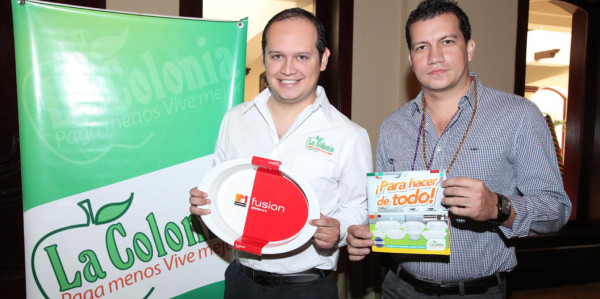 Danny Rodriguez y Miguel Flores muestran uno de los moldes refractarios de porcelana (foto: Héctor Hernández)