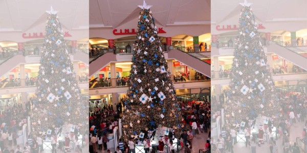 El encendido del árbol de Navidad en la plaza central de Mall Multiplza, es uno de los actos mas esperados por los capitalinos