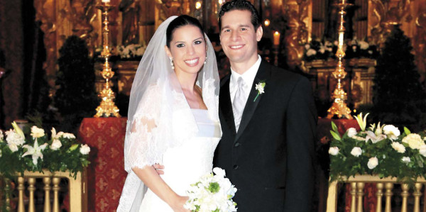 Ana Rocío Merriam, vestida en un diseño clásico de encaje de Sposa, junto a Michael Peabody, frente al altar del templo San Francisco/Héctor Hernández