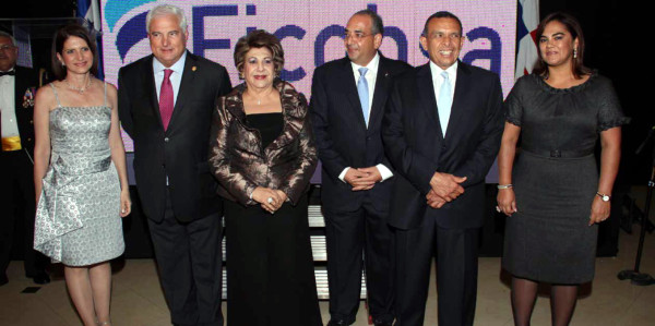 El presidente de Panamá, Don Ricardo Martinelli, Victoria y Camilo Atala de Banco Ficohsa junto al presidente de Honduras, Porfirio Lobo Sosa y su esposa Rosa Elena.