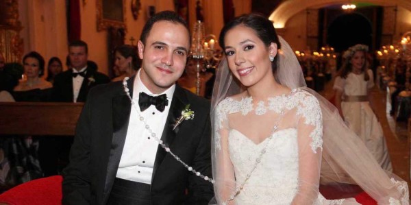 Enrique Jaar y Adriana Rivera ante el altar de la Catedral Metropolitana de ‪Tegucigalpa, Honduras (Foto: Héctor Hernández)