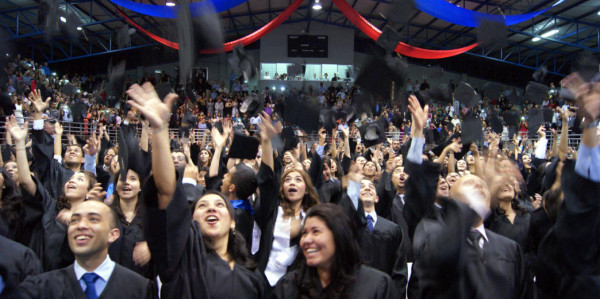 Unitec gradúa a 430 calificados profesionales