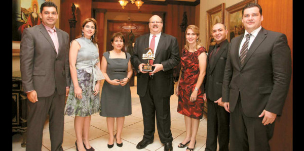 El presidente del Grupo Opsa Jorge Canahuati Larach con Luis Fuentes, Ruth Marie Canahuati -Sabillón, María Antonia Fuentes, Lizza Handal, Héctor Flores y Leonardo López