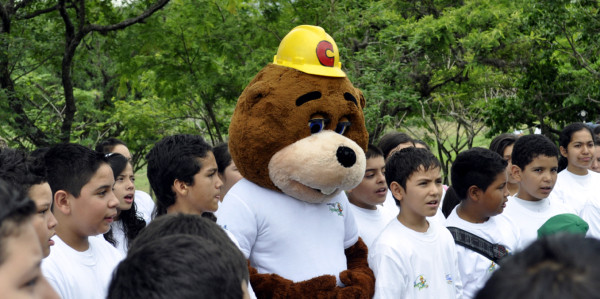 Niños de 5to y 6to grado, padres de familia, maestros y colaboradores participaron en la plantación de los árboles