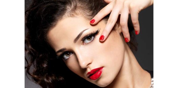 Piel morena: sin duda alguna los colores cálidos son tus aliados, beige, gris, plateado, violetas claros o medios, rosas vibrantes, color frambuesa y rojos, azules, o bien aquellos colores con una base de amarillo o a naranjado.