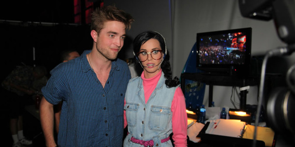 Katy Perry y Robert Pattinson cantan juntos