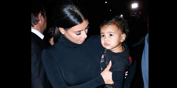 North West volvió a irrumpir en la semana de la moda en París pero esta vez con su propio asiento en el show de Givenchy