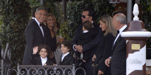 El actor estadounidense George Clooney se casó el sábado con su novia británica, la abogada de origen libanés Amal Alamuddin, en una ceremonia privada en Venecia, anunció su agente.'George Clooney y Amal Alamuddin se casaron hoy, sábado 27 de septiembre, en una ceremonia privada en Venecia, Italia', anunció sorpresivamente su portavoz Stan Rosenfeld respecto al evento que se esperaba para el lunes.