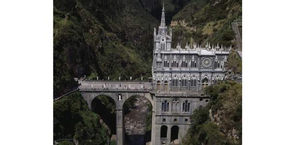 Las LajasEl Santuario de Nuestra Señora de las Lajas es de estilo gótico del siglo XIV, está ubicada en el municipio colombiano de Ipiales y nada más verla impresiona por estar construida en un puente sobre el cauce del río y porque el ábside forma parte de la montaña que lo rodea.