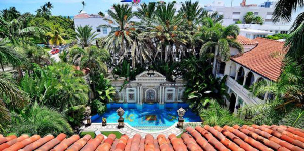 Casa Casuarina se encuentra frente a la playa en Ocean Drive, Miami Beach