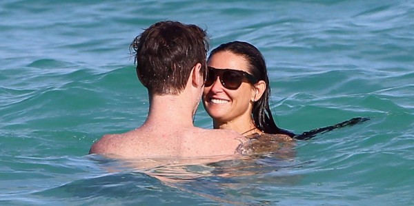 Demi Moore y su joven novio Sean Friday fueron vistos juntos por primera vez durante un viaje de Año Nuevo a Tulum, México, a finales de diciembre de 2013.