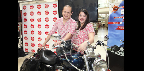 Danny Rodríguez y Katherine Nappier presentaron la novedosa promoción con la que los usuarios de Claro, podrán ganar una motocicleta Harley Davidson con solo enviar un mensaje de texto