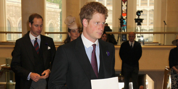 Británicos protestan contra fotos de Harry