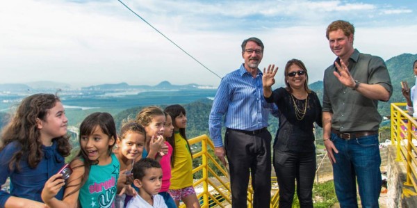 El príncipe Harry visita la comunidad de Cota 200 en Cubatao