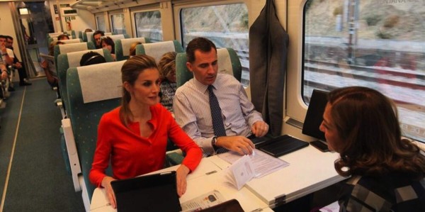 Los reyes Felipe y Letizia salieron de la estación de Chamartín, donde tomaron el tren hacia la ciudad castellana.