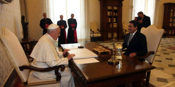 El papa Francisco recibió a Juan Orlando Hernández