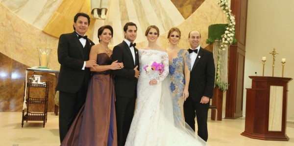 Mario, Sandra y Mario Canahuati junto a Leila, Blanca y Oswaldo Kafati
