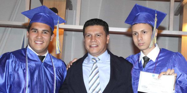 Fernando Gómez y Samuel Sánchez con el maestro Manuel Chacón (foto: Héctor Hernández)