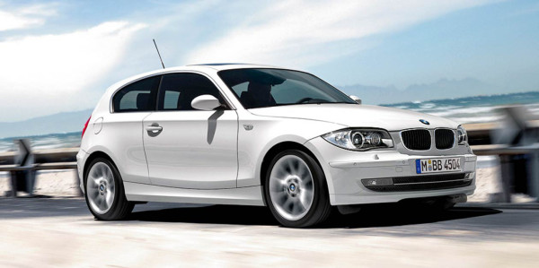 El BMW Hatchback Serie 1 en el que se ofrece el exclusivo servicio a los novios