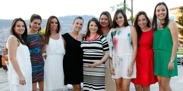 Pili Kafati, Andrea Bendeck, Karin Montoya, Sofía Torres, Cynthia Pineda, Gloria Bruni, Alia Castillo, Dariela López y Adriana Rivera