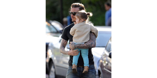 Beckham pasea con la pequeña Harper por París