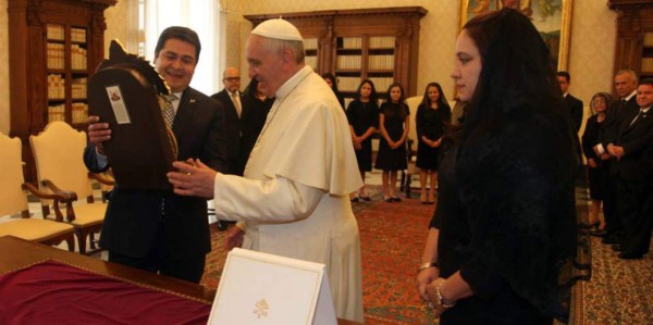 El presidente le entregó una imagen de la Virgen de Suyapa