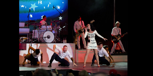 Katy Perry y su abuela posan con Obama