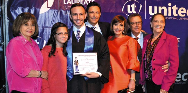 Betty Bendeck con Giuliana, Javier, Juan Carlos, Mónica, Pepe y Elda Segovia