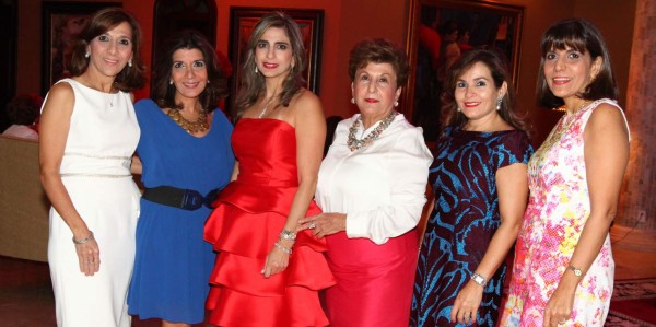 Diana Larach, Sandra Panayotti, Leyla, Lily y Elenita Faraj con Maritza Panayotti.