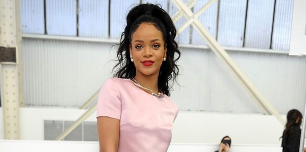 Rihanna hace bullying a una de sus fans que copió su estilo