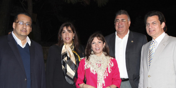 Santiago Herrera, Lourdes Bados, Vilma y Henry Fonseca con Mario Canahuati (Foto: Héctor Hernández )