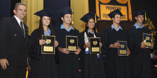 Graduación en la Internacional Sampedrana