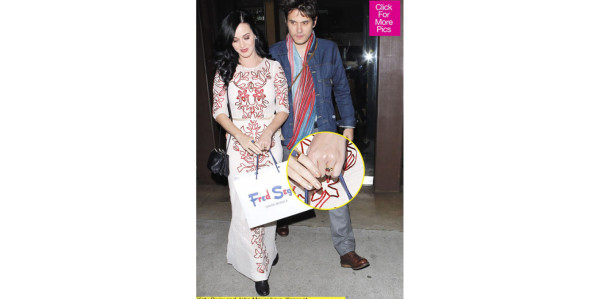 Katy Perry luce sospechoso anillo