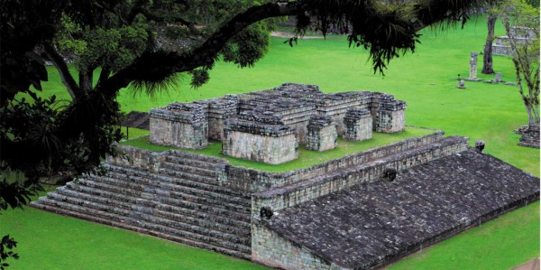 Viaje por el tiempo en Copán. Ningún recorrido estaría completo sin un viaje a tus raíces. Visita el Parque Arqueológico y recorre el pasado en piedra de la ciudad. No olvides de darte una vuelta por el Museo de Escultura para contemplar magníficas réplicas a escala del Templo Rosalila y muchas más esculturas