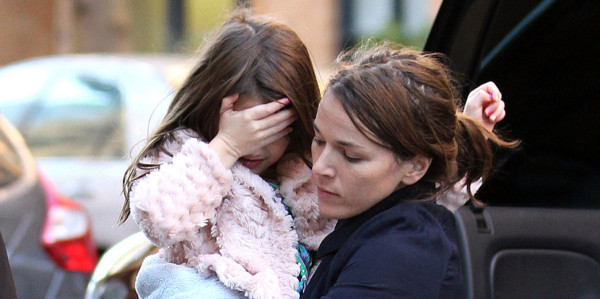 Fotógrafo agrede a Suri Cruise