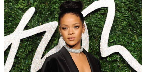 Padre de Rihanna expulsado de cena benéfica